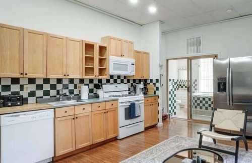 Midtown Village Apartamento | Jacuzzi Retreat | 3BR Center City - Sleeps 6