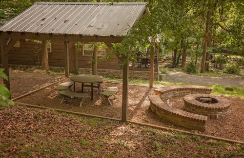 Lookout Valley Neighborhood Association Casa | Jake Cabin Luxury Hot Tub Cabin Near Downtown