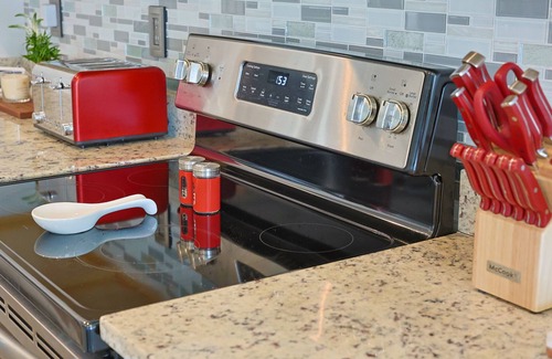 Central Newport News Casa | James River Cottage Big Cozy and beautiful new construction