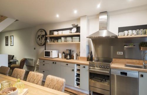 Dun-sur-Meuse Casa | Jane Austen Lake Retreat