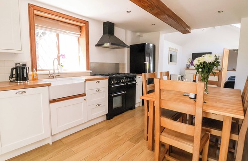 Dodleston Cabaña | JASMINE COTTAGE, pet friendly, character holiday cottage in Dodleston