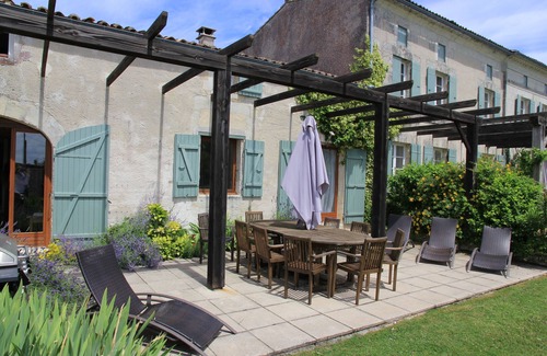 Mortagne-sur-Gironde Casa | Piscina climatizada JASMINE rodeada de viñedos y no muy lejos de las playas.