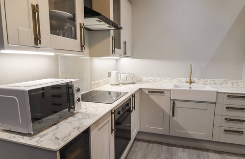 Hull Cabaña | JASMINE, romantic, luxury holiday cottage, with a garden in Willerby