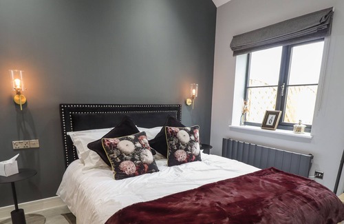 Hull Cabaña | JASMINE, romantic, luxury holiday cottage, with a garden in Willerby