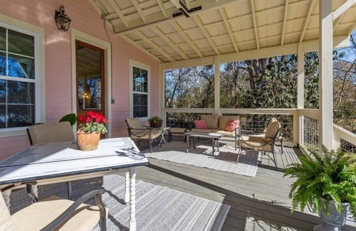 St. Francisville Casa | Jasperilla Pink house by Louisiana Hospitality Group