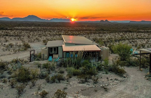Alpine Casa | Javelina Hideout - Ecológico, fuera de la red Desert Dream Home