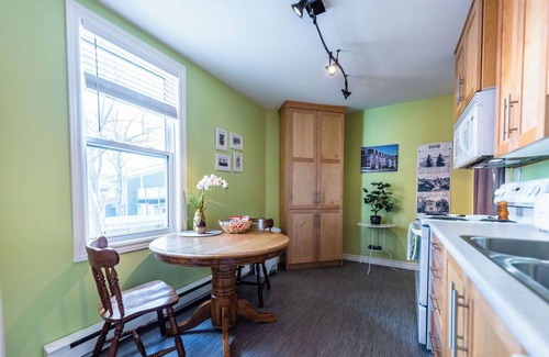 Downtown St. John's Apartamento | Jellybean Dream upstairs apt: driveway, 4 bedrooms & near Bannerman Park!