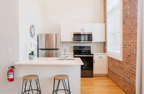 College Hill Apartamento | Jennifer's Historic Brick Riverfront Loft Apartment