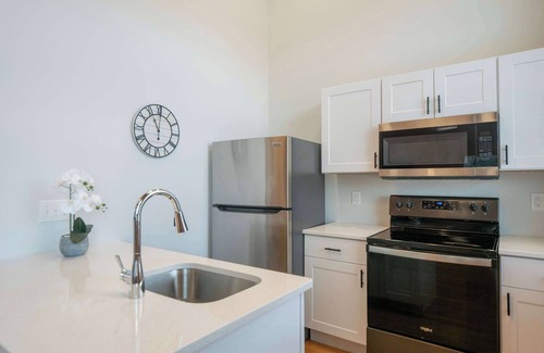 College Hill Apartamento | Jennifer's Historic Brick Riverfront Loft Apartment