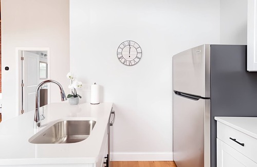 College Hill Apartamento | Jennifer's Historic Brick Riverfront Loft Apartment