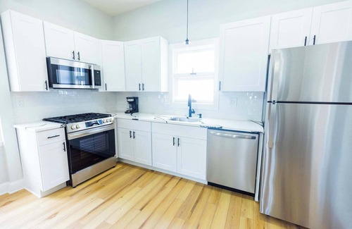 Federal Hill Apartamento | Jennifer's Stylish & Modern Broadway Getaway