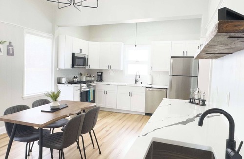 Federal Hill Apartamento | Jennifer's Stylish & Modern Broadway Getaway