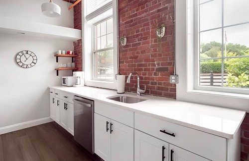 College Hill Apartamento | Jennifer’s Stylish Downtown Brick Foundry Escape