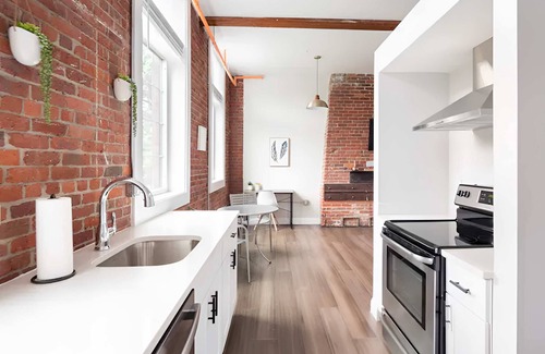 College Hill Apartamento | Jennifer’s Stylish Downtown Brick Foundry Escape