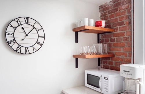 College Hill Apartamento | Jennifer’s Stylish Downtown Brick Foundry Escape