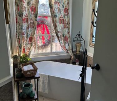 Laurel Cama Y Desayuno | Jenny's Downtown Hideaway Bed and Breakfast