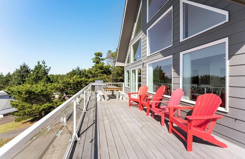 Westport Cabaña | Jetty Lighthouse/Hot Tub/Walk to Beach/Sleeps 10/Pets Allowed