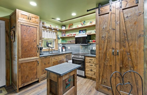 Jim Thorpe Cabina | Jim Thorpe Rustic Cabin With Hot Tub, EV Charger, BBQ Grill & Outdoor Games!