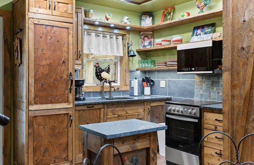 Jim Thorpe Cabina | Jim Thorpe Rustic Cabin With Hot Tub, EV Charger, BBQ Grill & Outdoor Games!