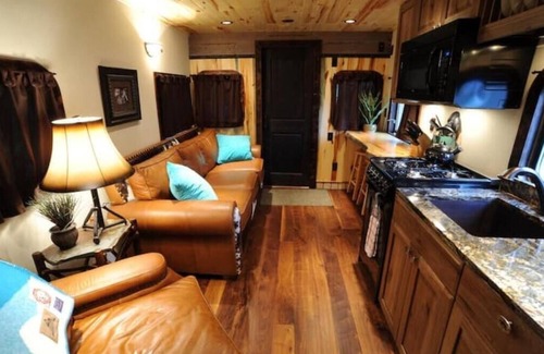 Essex Cabina | "JJ" Luxury Caboose