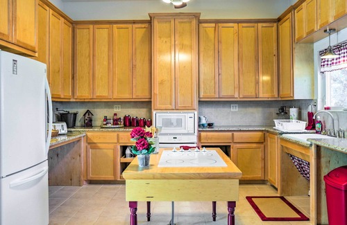 Johnson City Casa | Rústico Johnson City Home w / Hot Tub-2 millas de la ciudad