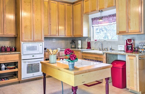 Johnson City Casa | Rústico Johnson City Home w / Hot Tub-2 millas de la ciudad