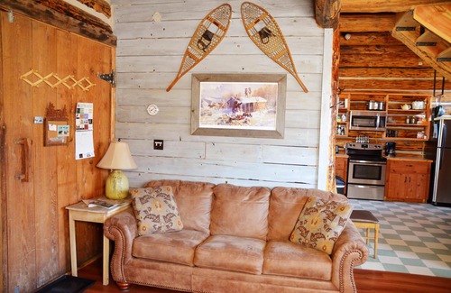 West Yellowstone Cabina | Johnson Creek Cabin * Outstanding Views * 5 Acres of Social Distancing * Sleeps8