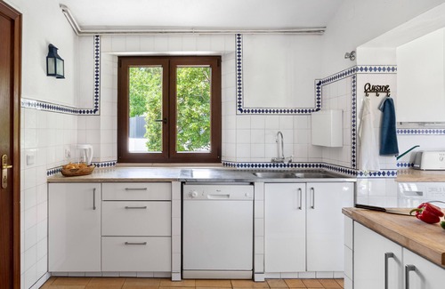 Praia das Macas Villa | JOIVY 3-BR Cottage w/Terrace & Garden in Colares