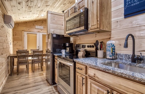 Cosby Cabaña | Jolly Jingle Cabin, Pickleball Court, WIFI, Mountain Views, Starting at $79