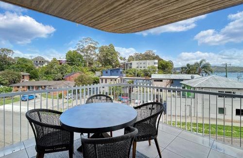 Batemans Bay Apartamento | Joy at Ohana: Balcony & Pool Overlooking the Bay