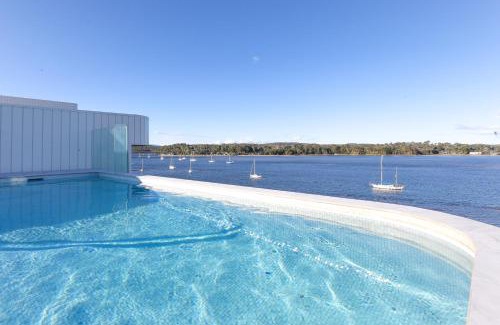 Batemans Bay Apartamento | Joy at Ohana: Balcony & Pool Overlooking the Bay