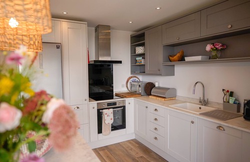 Seaview Apartamento | Jumble Cottage, luxury 4 Bed, Seaside Village home