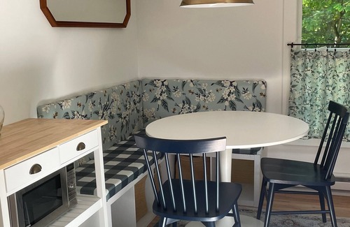 Woodstock Cabaña | Junebug Cottage: peace, love and privacy a short walk to Woodstock village green