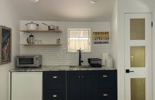 Woodstock Cabaña | Junebug Cottage: peace, love and privacy a short walk to Woodstock village green