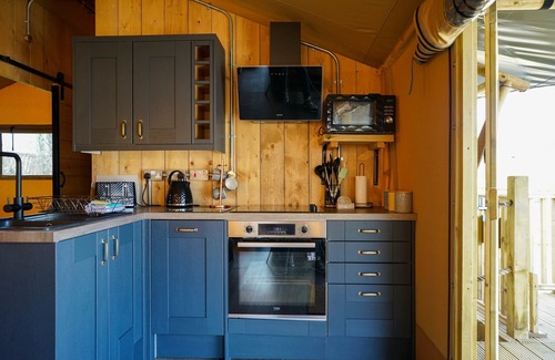 Tenby Alquiler De RV | Jungle Book Safari Tent