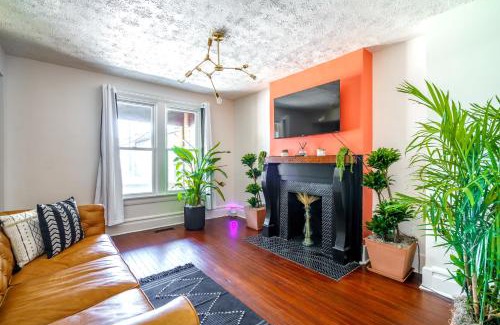 Short North Casa | Jungle House Luxury Homes - Columbus Downtown Short North - Walk to Convention Center & Nationwide Arena - Sleeps up to 8 - Free Parking - Over 5,800 Five Stars