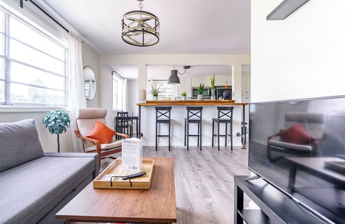 Victorian Village Casa | The Jungle Oasis