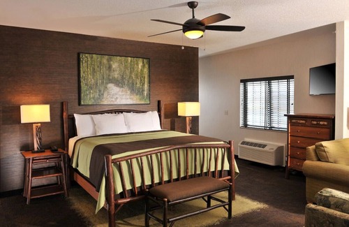 Independence Hotel | Junior Theme Suite with Whirlpool, Living Room, Dry Bar, Stoney Creek