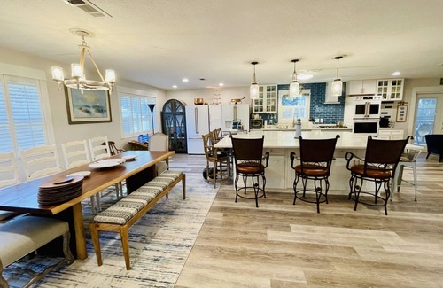 Wright Casa | "Juniper Junction" - Covered Pool / Entertainer’s Dream / 10 Minutes from Beach