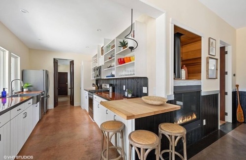 Harbert Casa | Juniper Presents: Cozy Bungalow w/ EV Charger and Hot Tub, Near Beaches