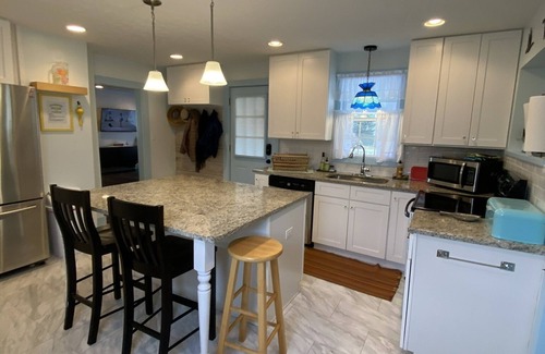 Lakeside Casa | Just a few blocks from Lake Erie! 4 season home with a cozy cottagey feel.