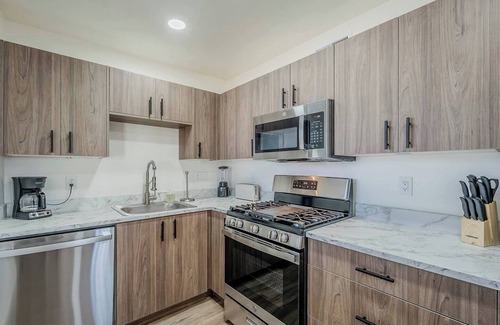 Tucson Apartamento | Just down the street from the University of Arizona this 1 bedroom 1 bathroom is fully remodeled with your own dedicated electric vehicle charger .