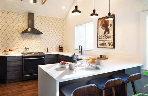 Woodstock Casa | Maple House: granja de diseño renovada con comodidades de lujo en el corazón del pueblo