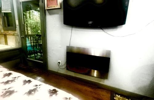 Gatlinburg - Pigeon Forge Apartamento | Just Listed! THE GROTTO w In Suite Jacuzzi-Pets Welcome 420 Friendly Apartment