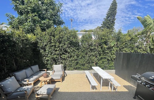 Summerland Apartamento | Just steps to shopping and dining in Summerland, CA, sleeps 2, ocean view
