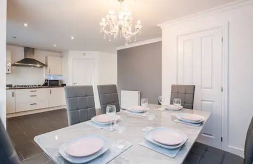 Stanford-le-Hope Casa | K Suites - Spacious 5 Bedroom with Garden and WiFi