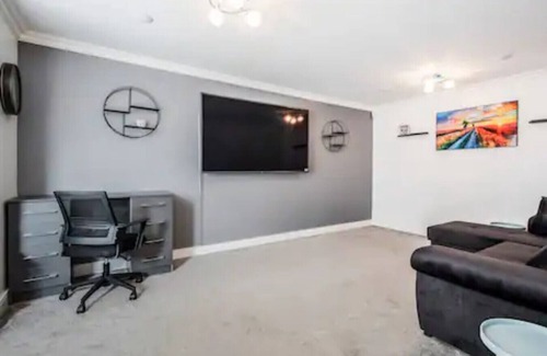 Stanford-le-Hope Casa | K Suites - Spacious 5 Bedroom with Garden and WiFi