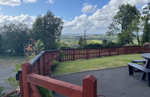 Ammanford Chalet De Esquí | Kabin in the woods with Hot Tub