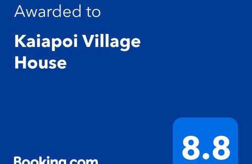 Kaiapoi Casa | Kaiapoi Village House Deluxe bedroom and bathroom