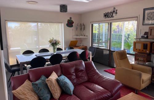 Kaiapoi Casa | Kaiapoi Village House Deluxe bedroom and bathroom